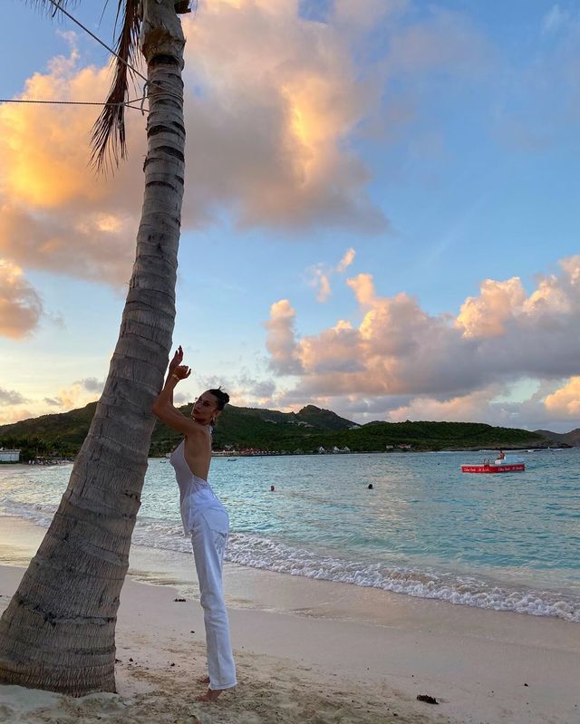 Белла Хадід показала розкішний бюст у прозорому топі (18+) - фото 373064