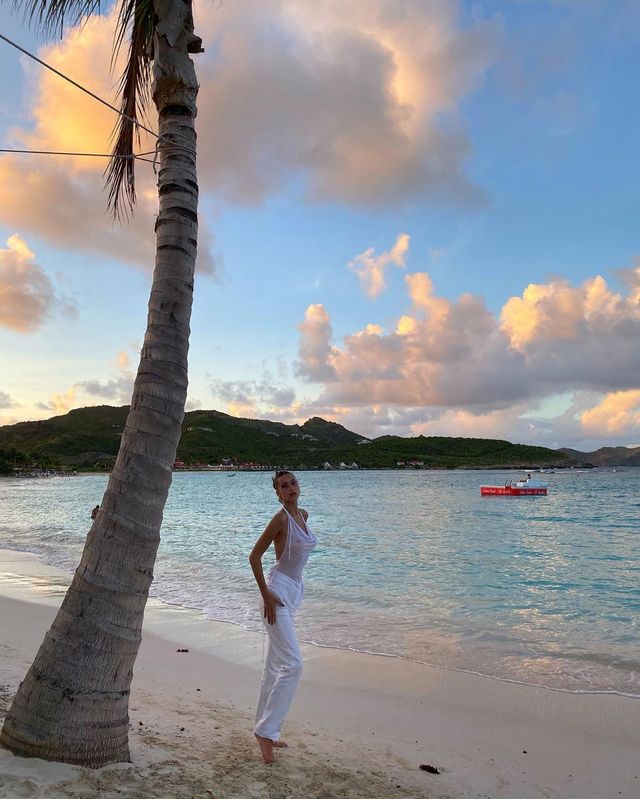 Белла Хадід показала розкішний бюст у прозорому топі (18+) - фото 373072