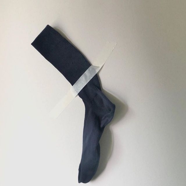 Користувачі мережі висміяли інсталяцію з бананом і скотчем у кумедних мемах - фото 373097