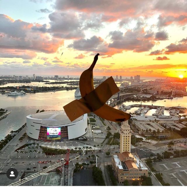 Користувачі мережі висміяли інсталяцію з бананом і скотчем у кумедних мемах - фото 373098