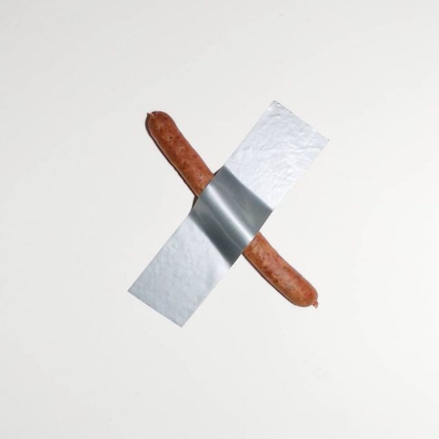 Користувачі мережі висміяли інсталяцію з бананом і скотчем у кумедних мемах - фото 373100