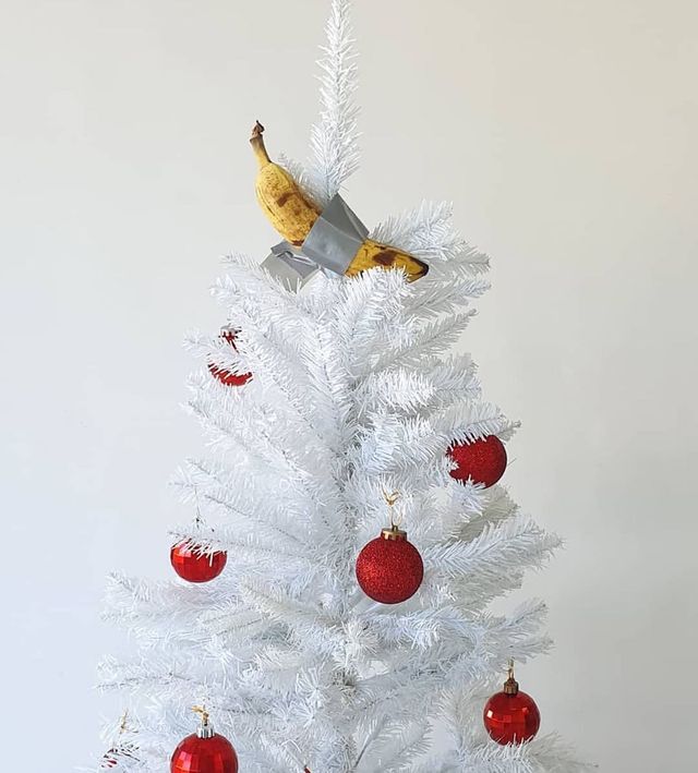 Користувачі мережі висміяли інсталяцію з бананом і скотчем у кумедних мемах - фото 373102