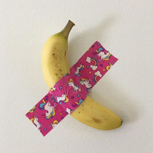 Користувачі мережі висміяли інсталяцію з бананом і скотчем у кумедних мемах - фото 373103