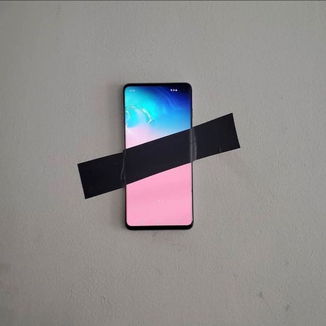 Користувачі мережі висміяли інсталяцію з бананом і скотчем у кумедних мемах - фото 373105