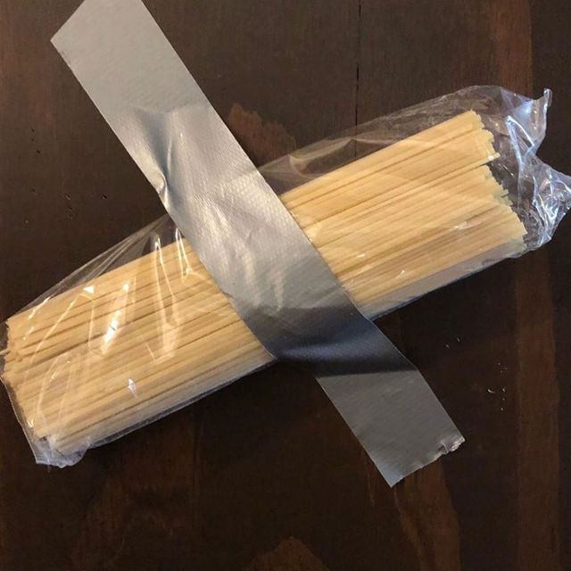 Користувачі мережі висміяли інсталяцію з бананом і скотчем у кумедних мемах - фото 373106