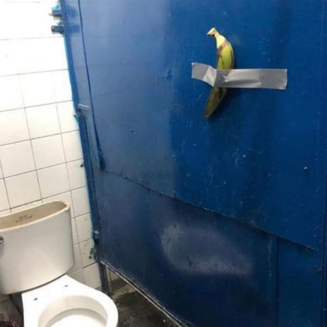 Користувачі мережі висміяли інсталяцію з бананом і скотчем у кумедних мемах - фото 373107