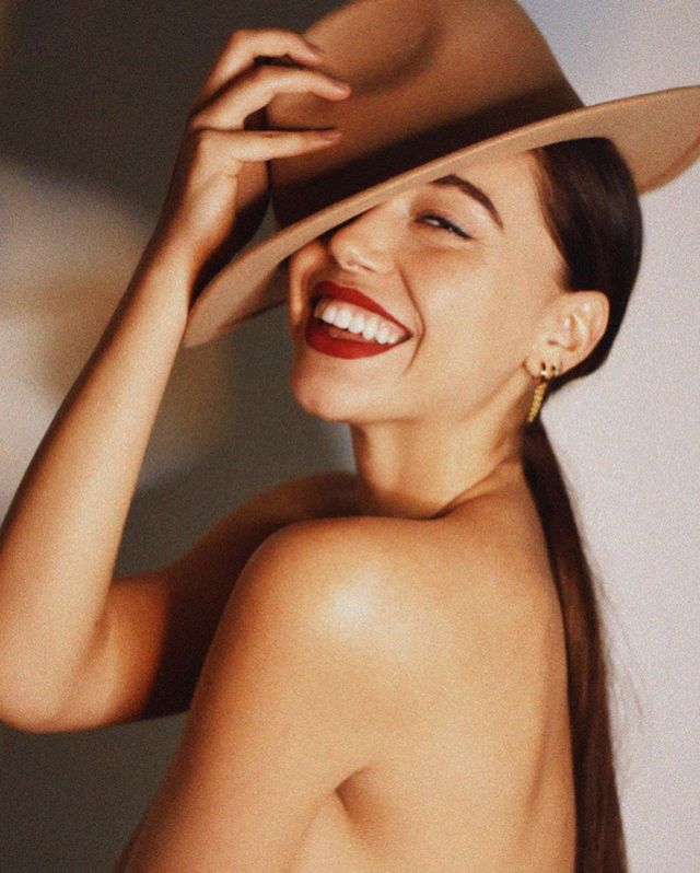 Тільки в капелюсі: фітнес-модель розбурхала пікантними фото - фото 373190