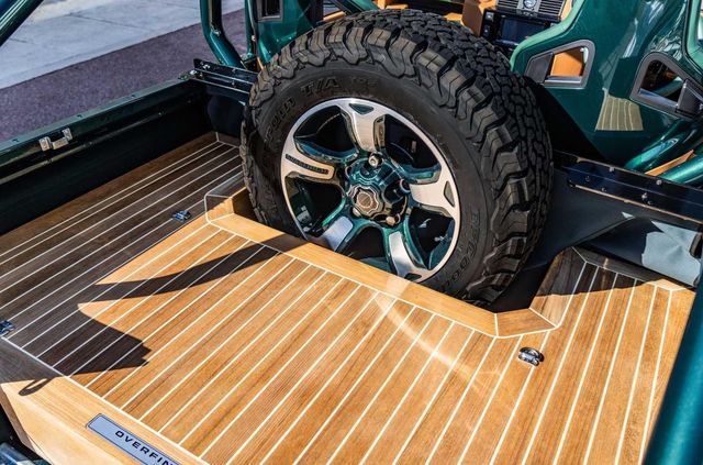 Land Rover Defender перетворили на розкішну 'яхту' - фото 373286