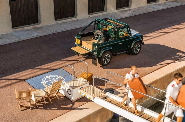 Land Rover Defender перетворили на розкішну 'яхту' - фото 373288