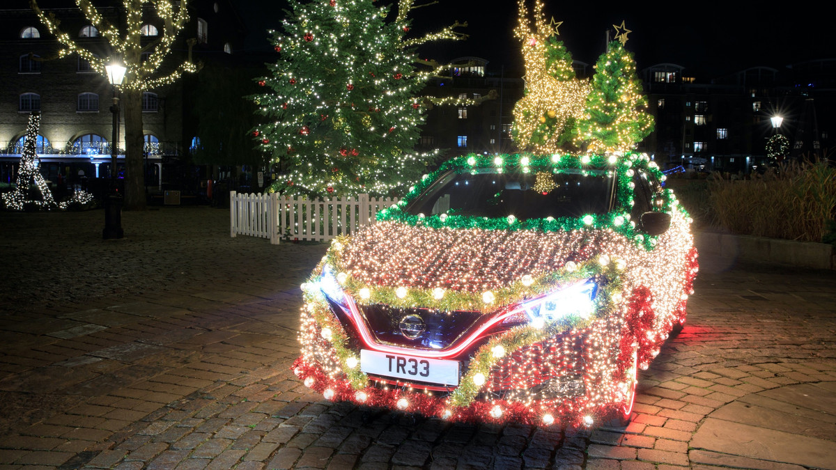 Nissan привітав водіїв з майбутнім Різдвом, одягнувши свій електромобіль Leaf у гірлянди - фото 1