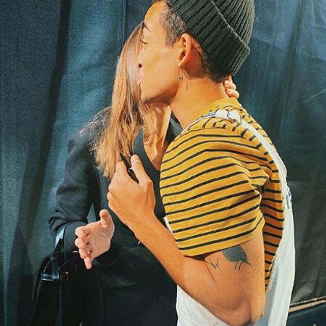 Анджеліна Джолі розцілувала шанувальника: фото - фото 373504