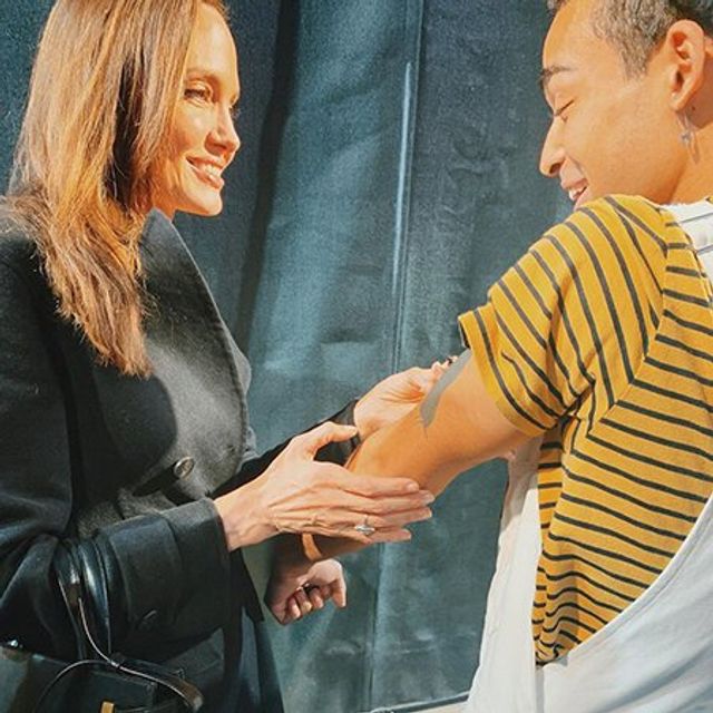 Анджеліна Джолі розцілувала шанувальника: фото - фото 373505