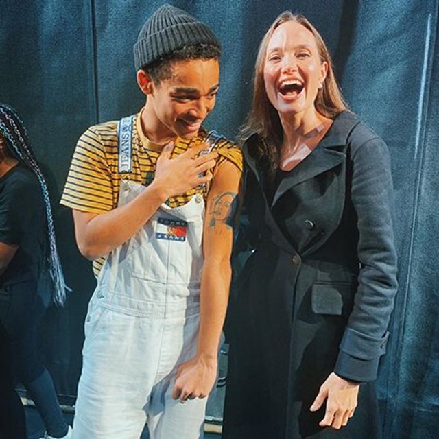 Анджеліна Джолі розцілувала шанувальника: фото - фото 373507