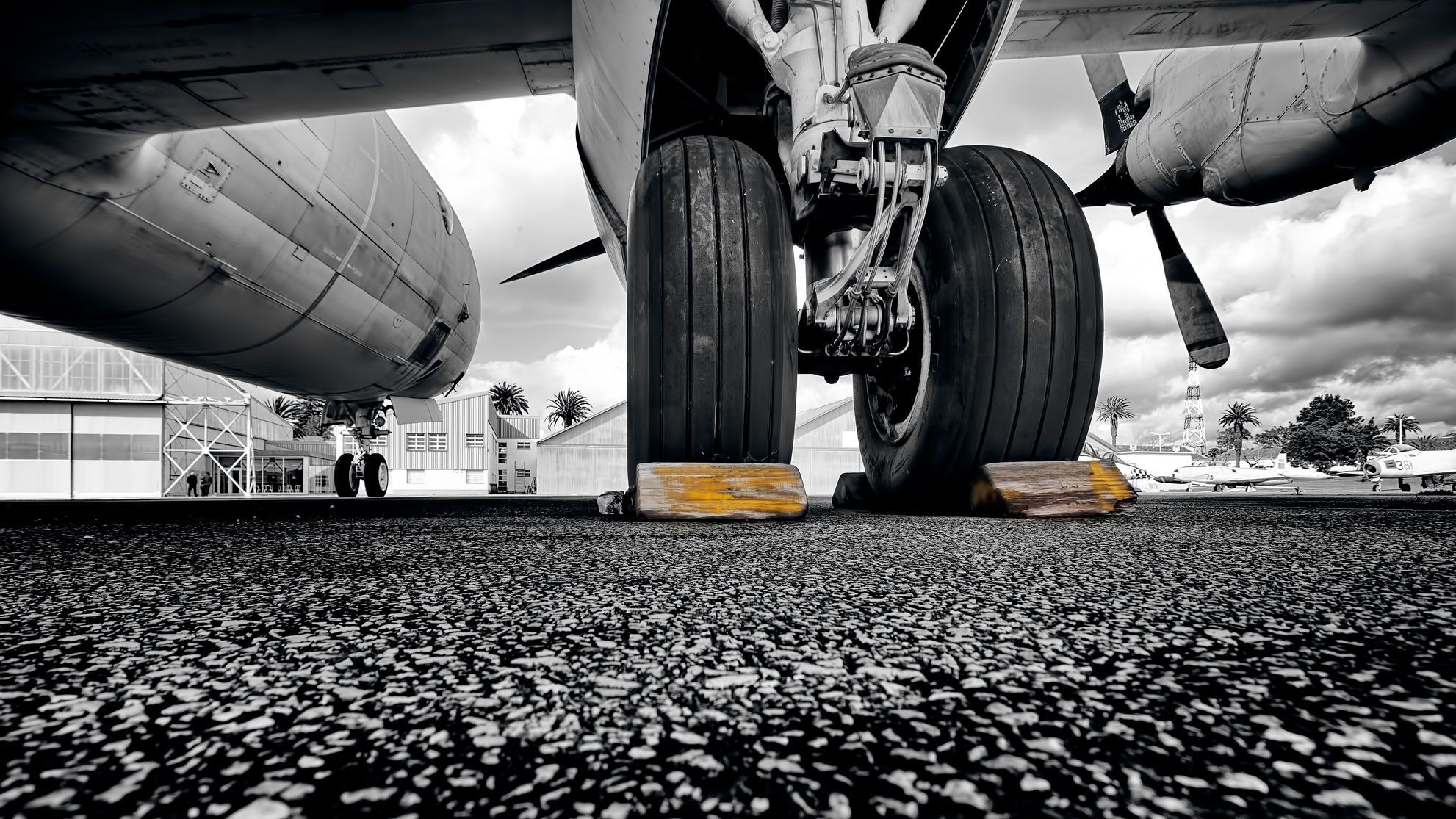 Ремонт літака за допомогою скотчу шокував пасажирів: фотофакт - фото 1