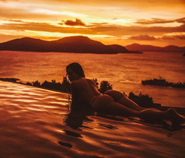 Оголена Демі Роуз розбурхала мережу відвертою фотосесією на пляжі Пхукета (18+) - фото 373550