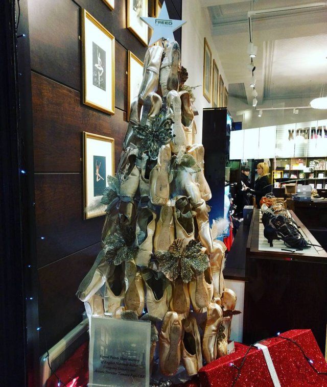 Незвичайні ялинки, які наважиться поставити вдома не кожен - фото 373591