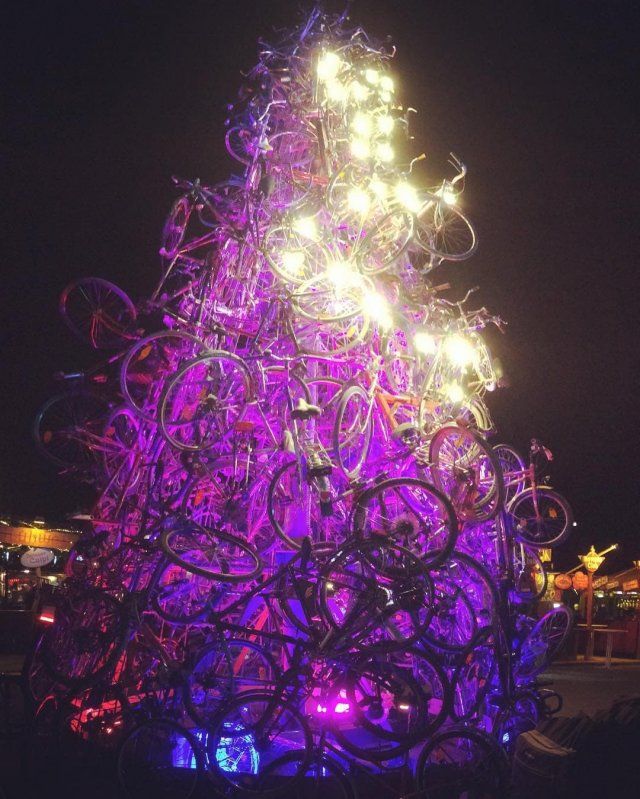 Незвичайні ялинки, які наважиться поставити вдома не кожен - фото 373594