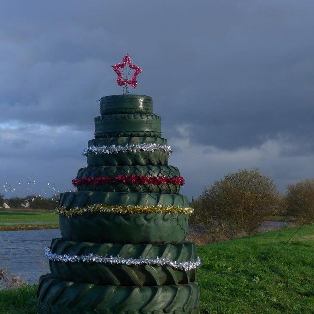 Незвичайні ялинки, які наважиться поставити вдома не кожен - фото 373609