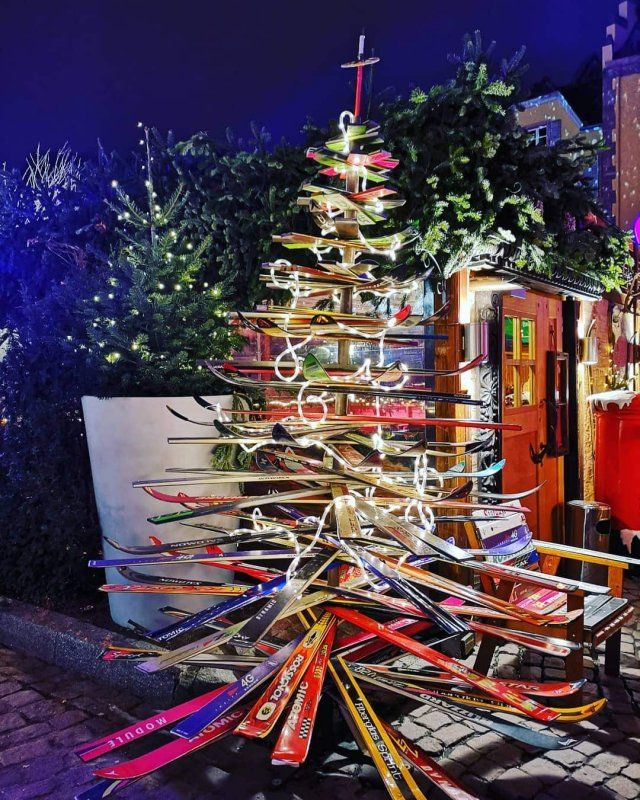 Незвичайні ялинки, які наважиться поставити вдома не кожен - фото 373610