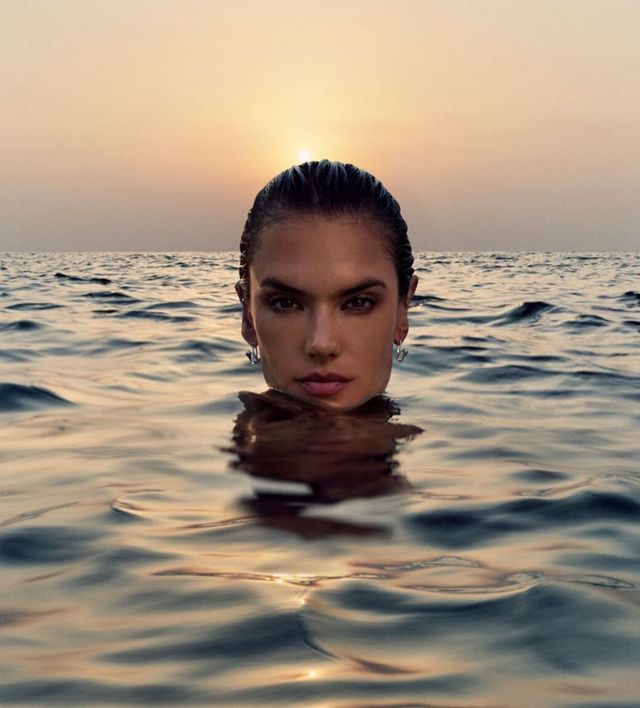 Гаряча Алессандра Амбросіо спокусила мережу мокрою фотосесією - фото 373634