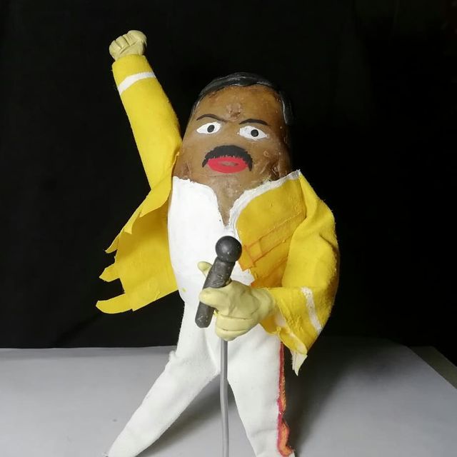 Білорус створює кумедні фігури зірок з картоплі: веселі фото - фото 373649