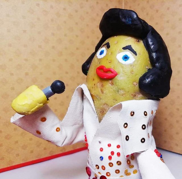 Білорус створює кумедні фігури зірок з картоплі: веселі фото - фото 373650