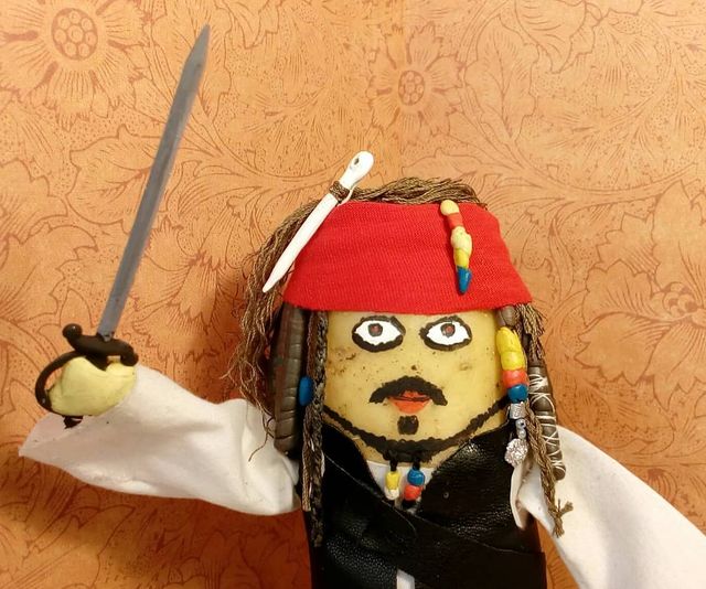 Білорус створює кумедні фігури зірок з картоплі: веселі фото - фото 373651