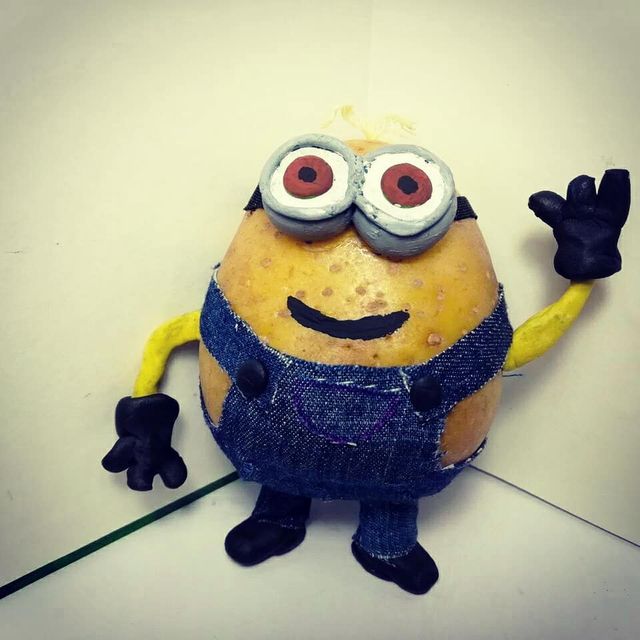 Білорус створює кумедні фігури зірок з картоплі: веселі фото - фото 373652