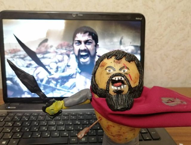 Білорус створює кумедні фігури зірок з картоплі: веселі фото - фото 373655