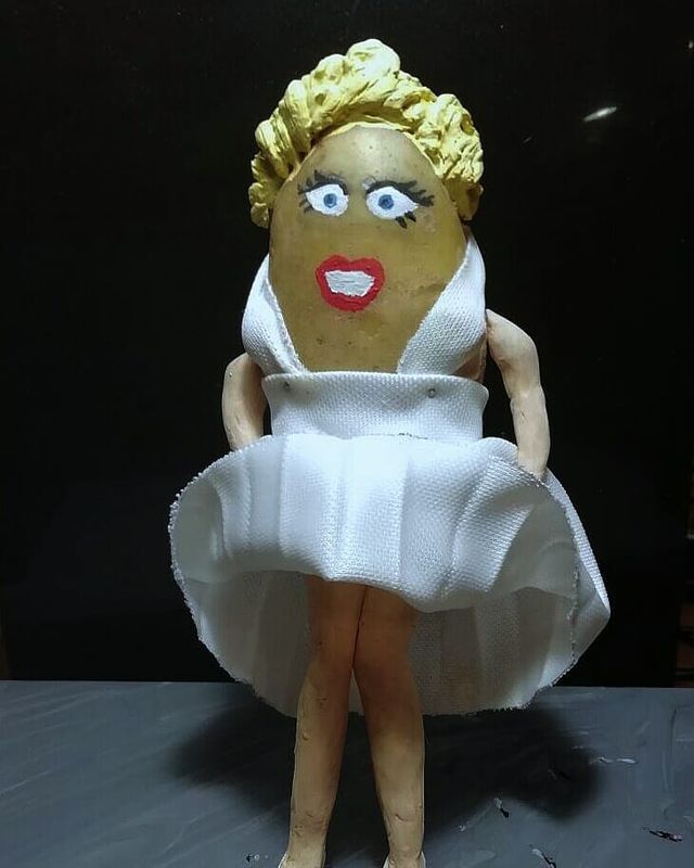 Білорус створює кумедні фігури зірок з картоплі: веселі фото - фото 373658