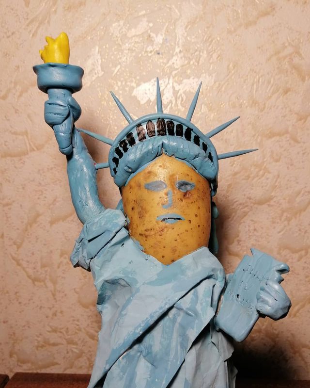 Білорус створює кумедні фігури зірок з картоплі: веселі фото - фото 373659