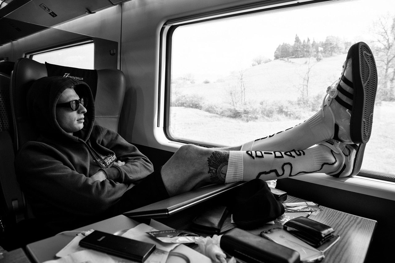 Стильно, модно, молодіжно: Adidas випустив повністю прозорі кросівки