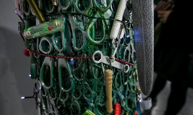 В аеропорті Вільнюса з'явилась ялинка з заборонених предметів - фото 373901