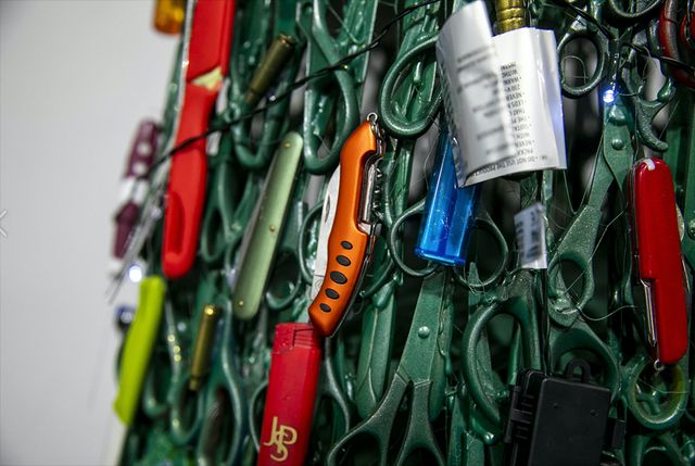 В аеропорті Вільнюса з'явилась ялинка з заборонених предметів - фото 373902