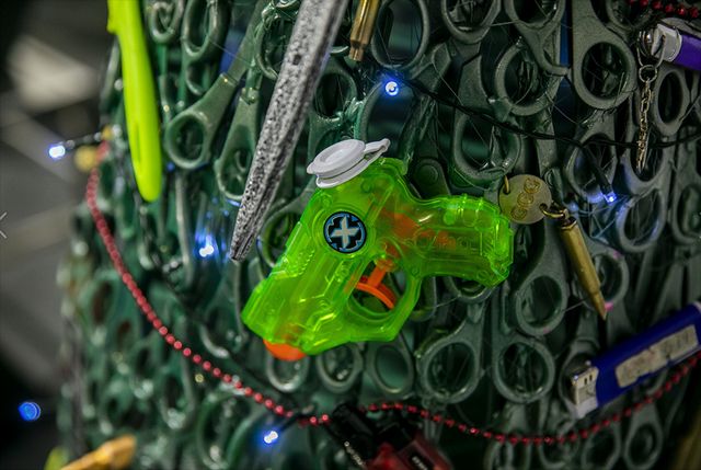 В аеропорті Вільнюса з'явилась ялинка з заборонених предметів - фото 373903