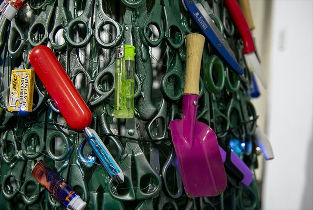 В аеропорті Вільнюса з'явилась ялинка з заборонених предметів - фото 373904