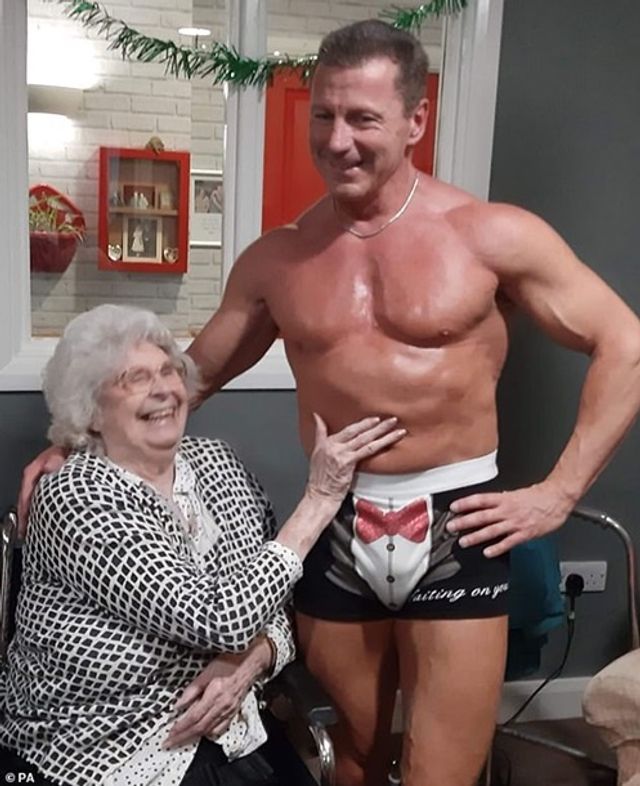 Гарячий подарунок: стриптизера запросили до будинку престарілих - фото 374080