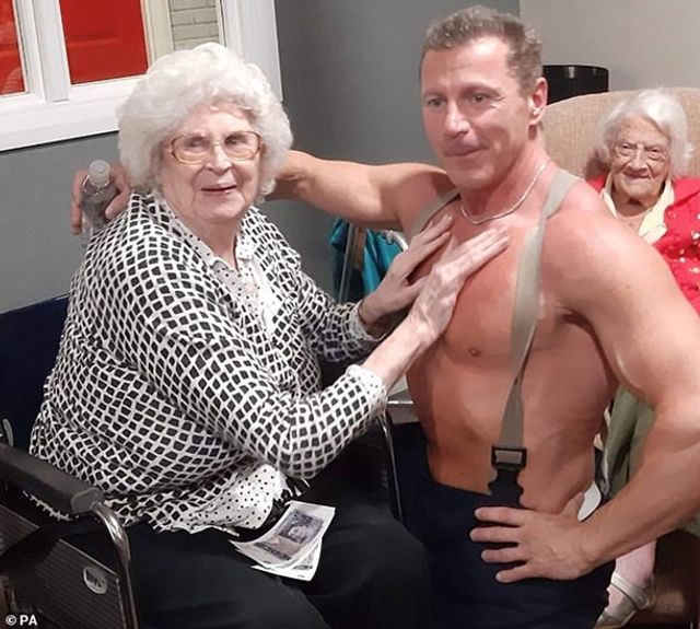 Гарячий подарунок: стриптизера запросили до будинку престарілих - фото 374081