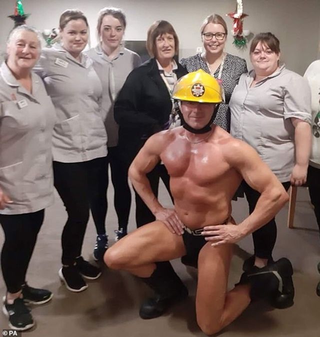 Гарячий подарунок: стриптизера запросили до будинку престарілих - фото 374082