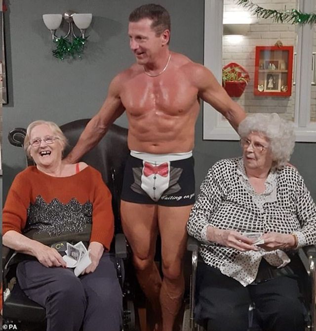 Гарячий подарунок: стриптизера запросили до будинку престарілих - фото 374083