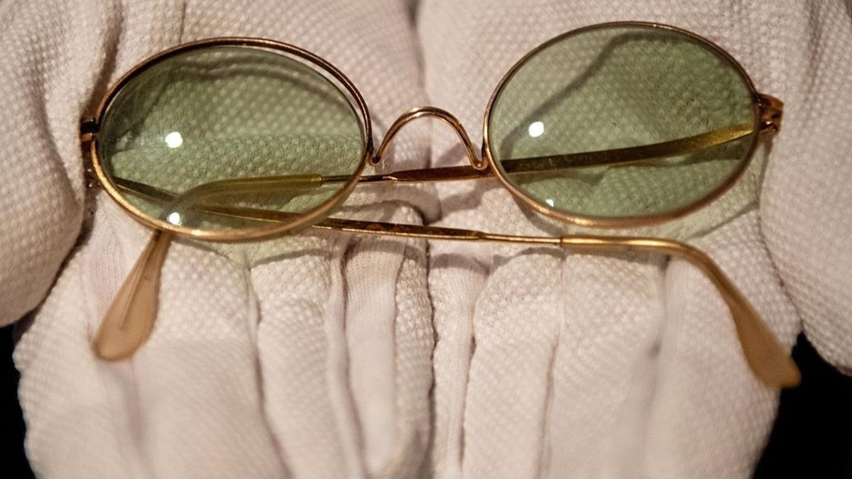 На аукціоні Sotheby's продали окуляри Джона Леннона