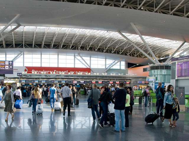 Скільки пасажирів обслужили українські аеропорти - фото 374343