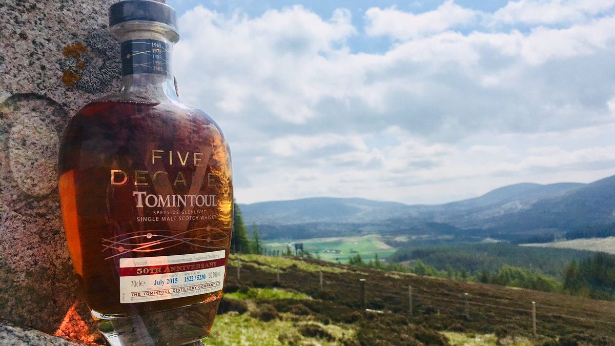 Найбільшу у світі пляшку віскі продали на аукціоні: вражаюче фото - фото 1