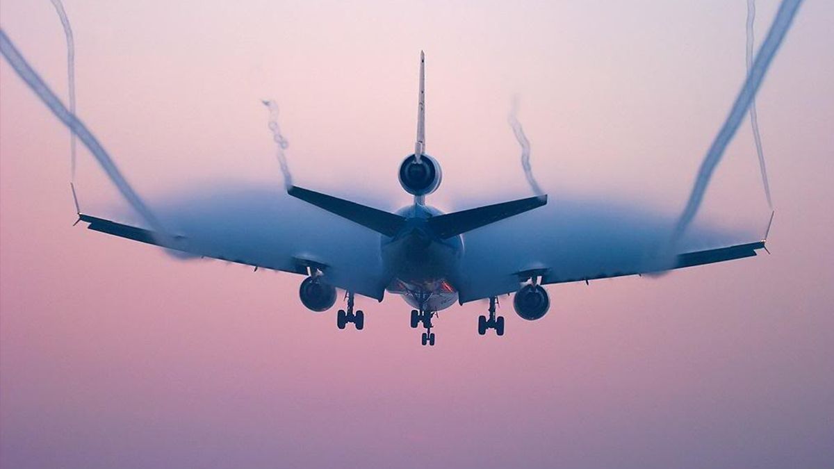 Пасажир зняв витік палива з літака під час польоту: відео