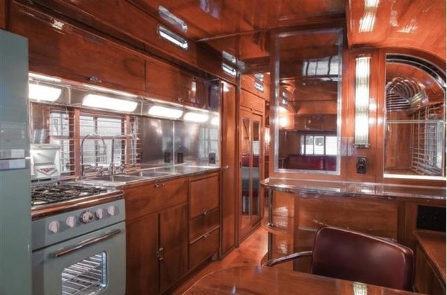 Один з найдорожчих і розкішних будинків на колесах 50-х років виставлять на торги - фото 374592