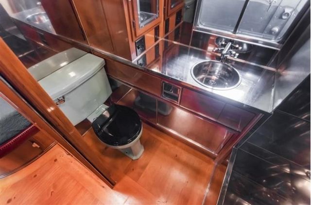 Один з найдорожчих і розкішних будинків на колесах 50-х років виставлять на торги - фото 374593