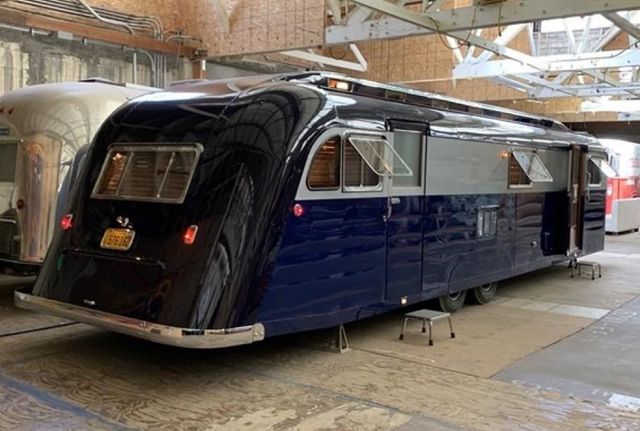 Один з найдорожчих і розкішних будинків на колесах 50-х років виставлять на торги - фото 374594