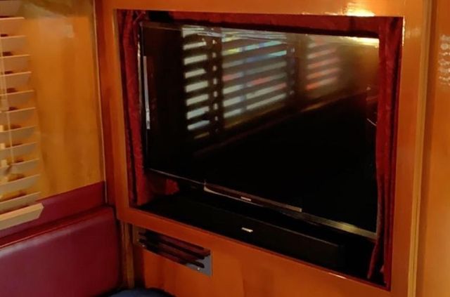 Один з найдорожчих і розкішних будинків на колесах 50-х років виставлять на торги - фото 374595