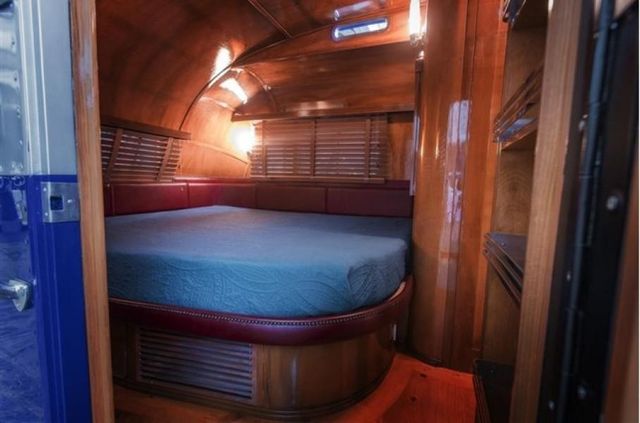 Один з найдорожчих і розкішних будинків на колесах 50-х років виставлять на торги - фото 374596