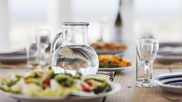 Пийте воду перед кожним прийомом їжі - фото 374605